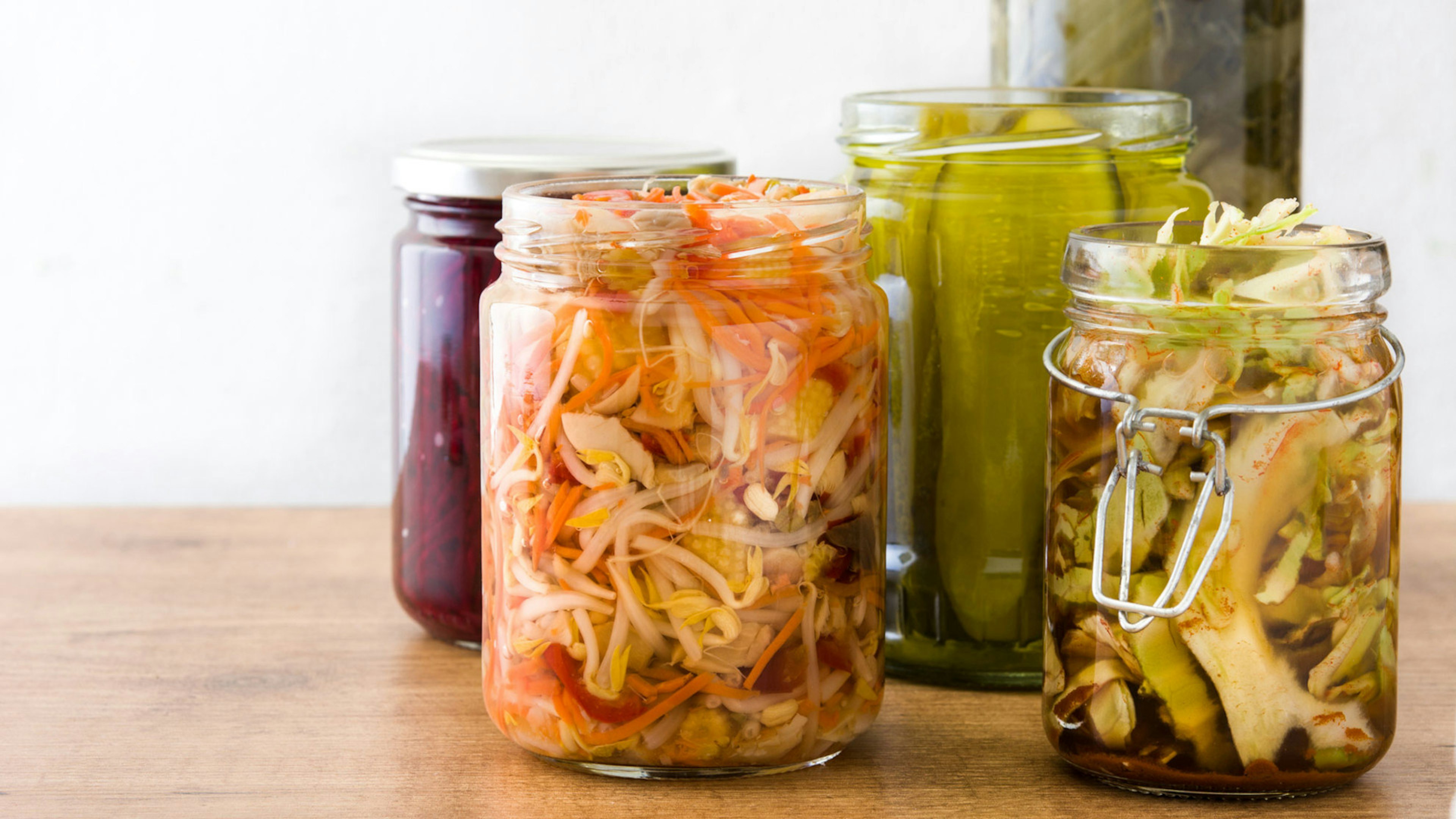 Gläser mit fermentiertem Gemüse stehen auf einem Tisch