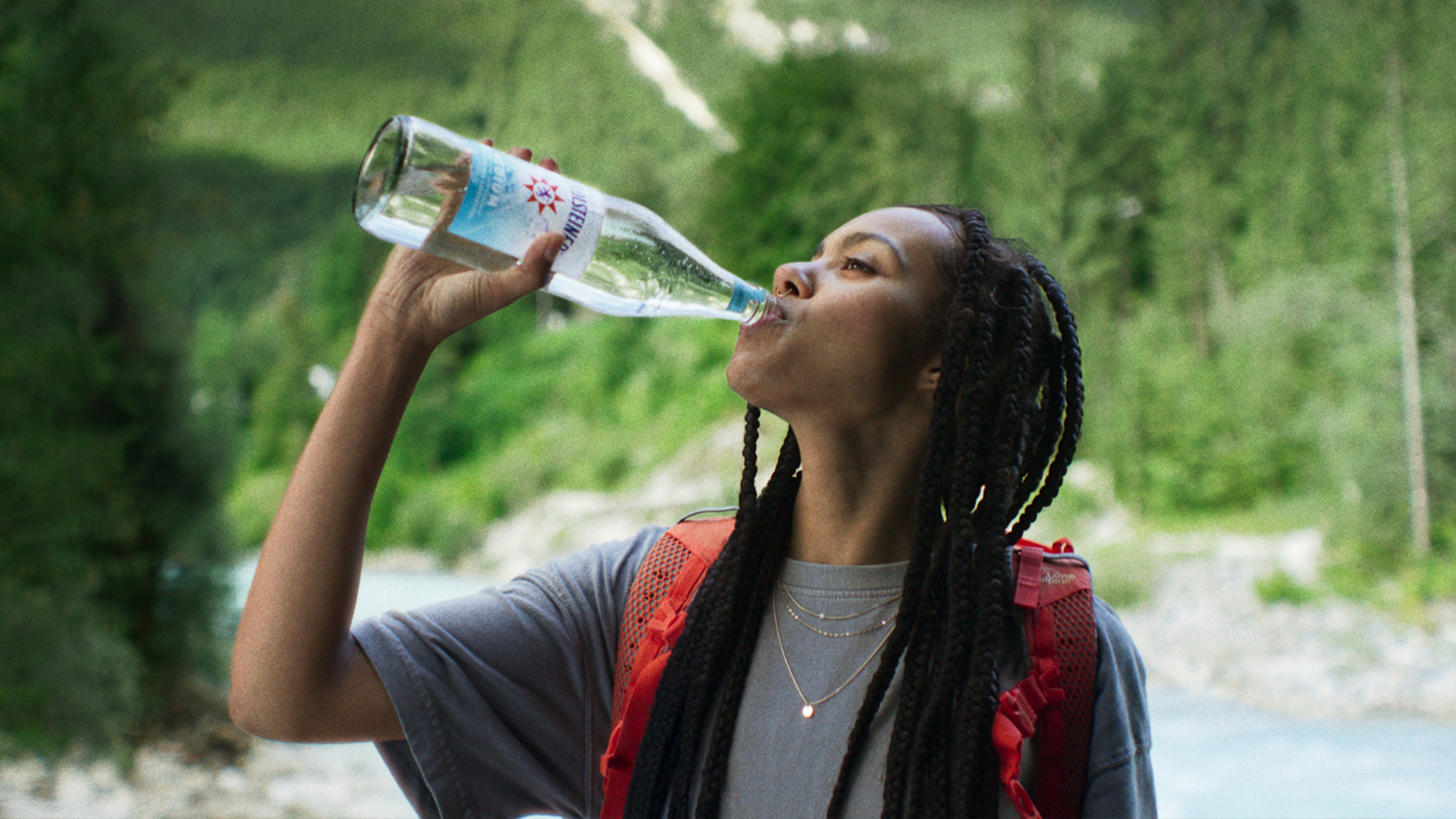 Ein Key Visual aus der Kampagne Bringt die Kraft zurück, es zeigt eine Frau die Gerolsteiner Medium trinkt aus einer 0,75l-Glasflasche