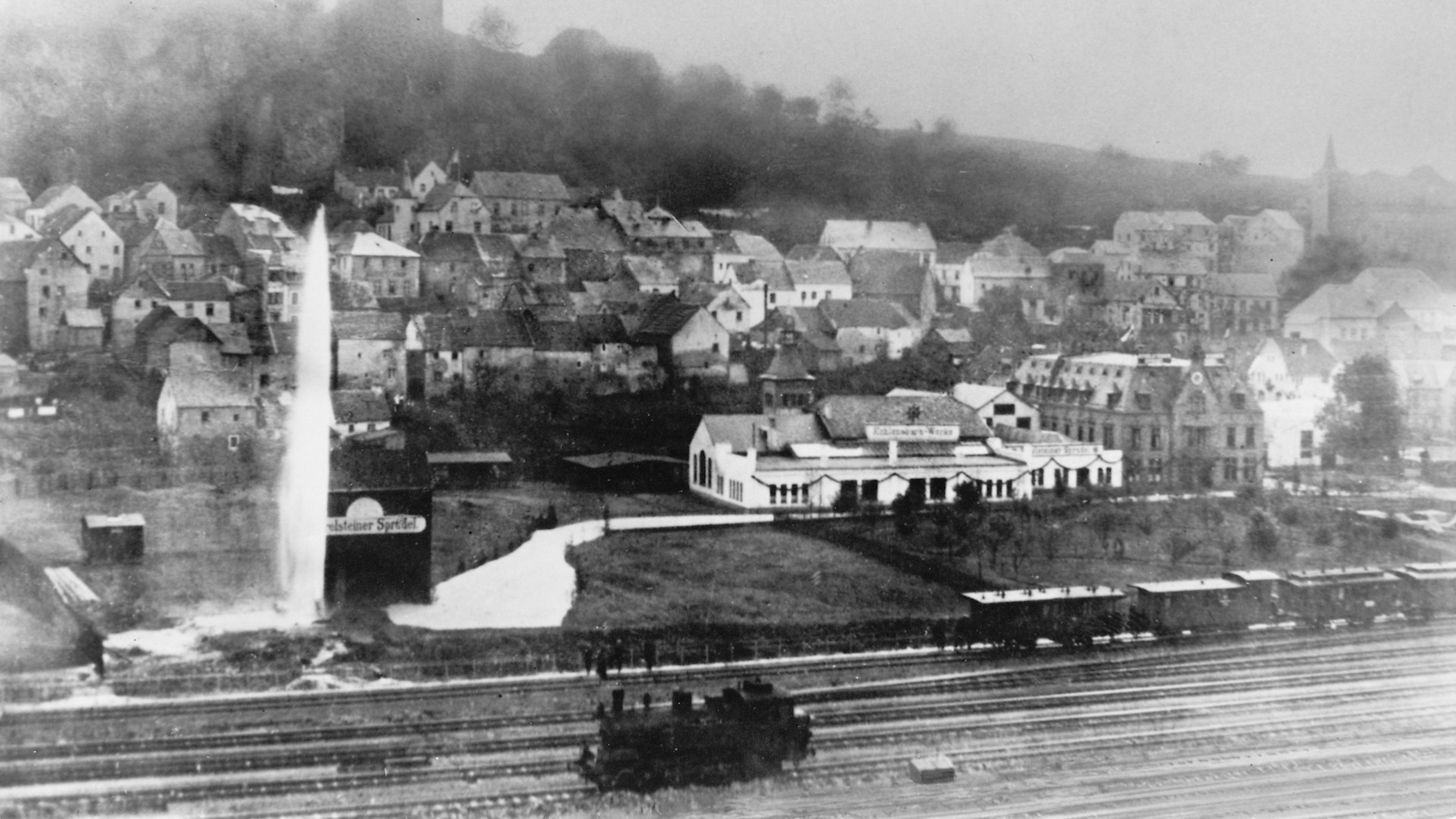 Ein historisches schwarz weiss Bild, das den Quellausbruch von einer Quelle in Gerolstein zeigt um 1908
